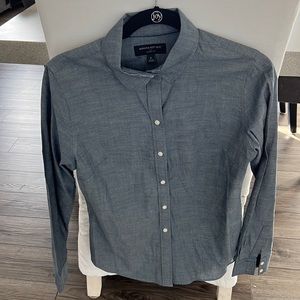 Banana Republic  Tailored Non-Iron Shirt. Size 6 color denim